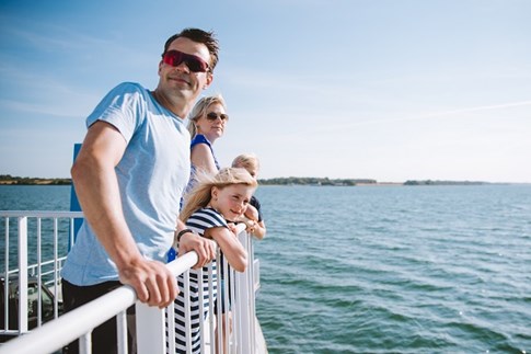 Eine Familie an der Reling der Nordalsfähre Bitten