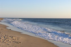Abendstimmung am Meer, Wellen schlagen an den Strand, Jütland, Dänemark
