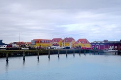 Blick vom Hafen auf das Zentrum von Thyborön in Dänemark