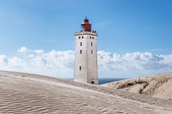 Der Leuchtturm Rubjerg Knude Fyr auf der Wanderdüne Rubjerg Knude an der Küste von Nordjütland, Dänemark