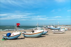 Fischkutter am Strand von Nørre Vorupør, Nordsee, Thy, Jütland, Dänemark