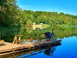 Fahrrad am Steg am See