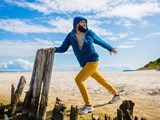 Mann macht Stretching am Strand