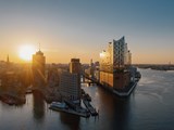 Luftaufnahme Sonnenaufgang Hamburg Hafen mit Blick auf die Elbphilharmonie