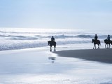 Reiter am Meer im Gegenlicht