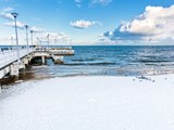 Seebrücke mit Schnee