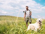 Wanderer mit Golden Retriever