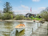 Ein kleines schwarzes Ferienhaus am See in Dänemark 