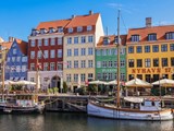 Farbenfrohe Häuser und alte Fischerkutter im Nyhavn