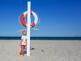 Kind, das an einem leeren Strand in Dänemark