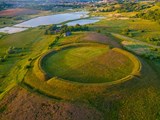 Luftaufnahme von der Ringfestung Fyrkat bei Hobro