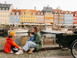 Mutter mit zwei Kindern am Kai von Nyhavn in Kopenhagen