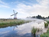 Windmühle vor Fluss