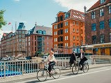 Zwei Frauen auf Fahrrädern in Kopenhagen