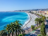 Strand, Palmen und die Promenade des Anglais in Nizza 