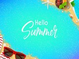 Der Text „Hallo Sommer“ auf blauem Hintergrund, dazu Sonnenbrillen und Flipflops