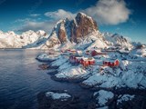 roten Hütten auf den Lofoten