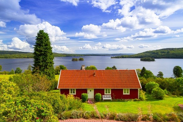 Traditionelles rotes Ferienhaus an einem See in Schweden