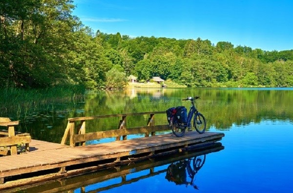 Fahrrad am Steg am See