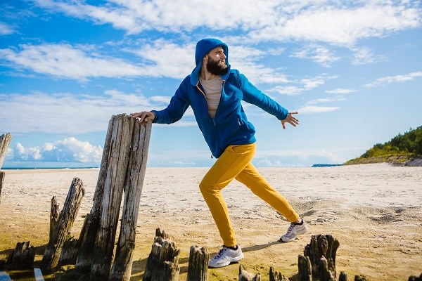 Mann macht Stretching am Strand