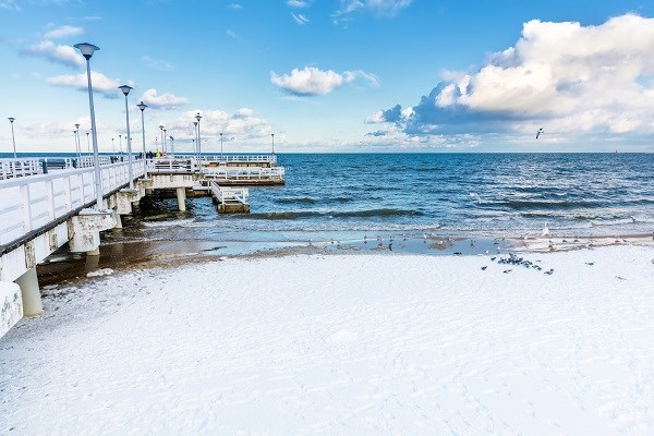 Seebrücke mit Schnee