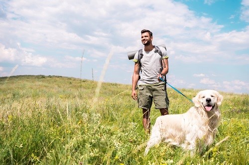 Wanderer mit Golden Retriever