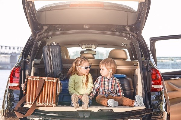 Kinder gehen auf die Reise im Auto