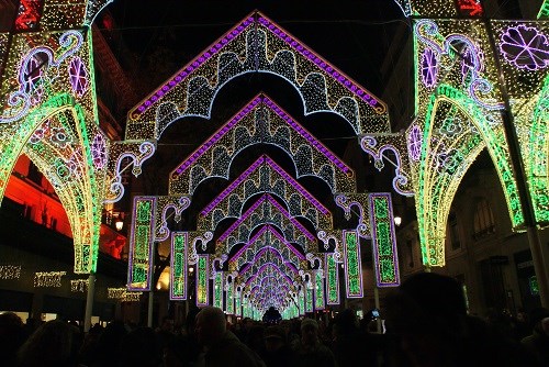 Weichnachtlich beleuchtete Kirche in Lyon