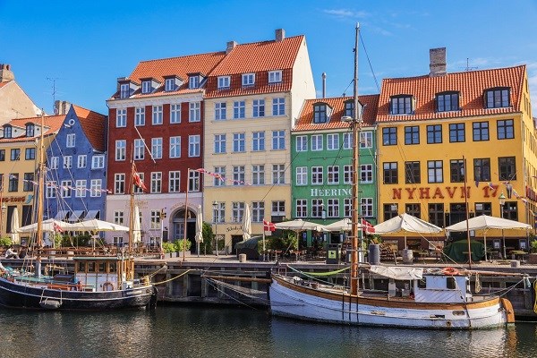 Farbenfrohe Häuser und alte Fischerkutter im Nyhavn