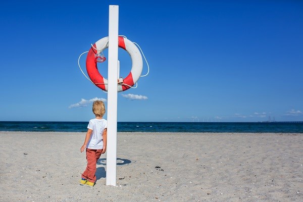 Kind, das an einem leeren Strand in Dänemark