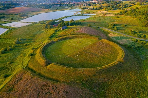 Luftaufnahme von der Ringfestung Fyrkat bei Hobro