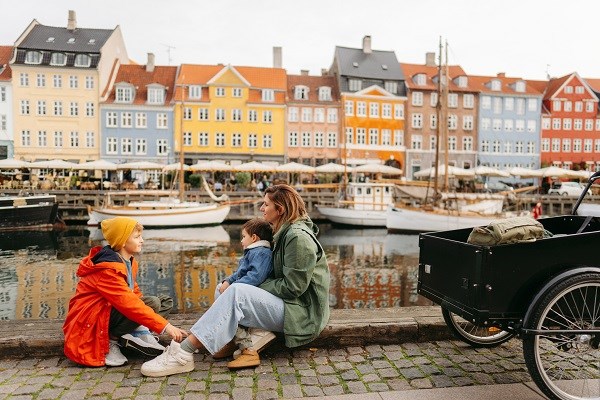 Mutter mit zwei Kindern am Kai von Nyhavn in Kopenhagen