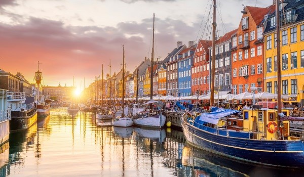 Nyhavn in Kopenhagen im Sonnenuntergang