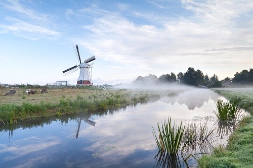 Windmühle vor Fluss