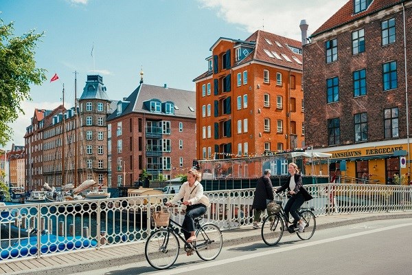 Zwei Frauen auf Fahrrädern in Kopenhagen