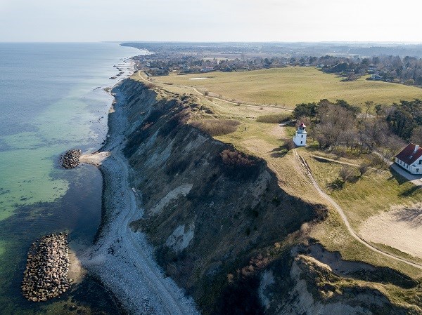 Drohnenansicht des Leuchtturms von Spodsbjerg und der Küstenlinie