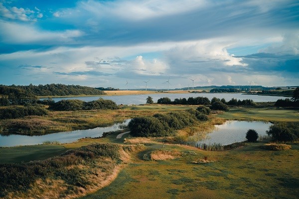 Feuchtgebiet mit Windkraftanlagen im Hintergrund. Himmerland, Nordjütland, Dänemark