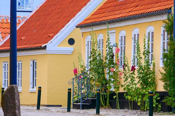 Sæby mit niedlichen Häusern und Topfpflanzen 