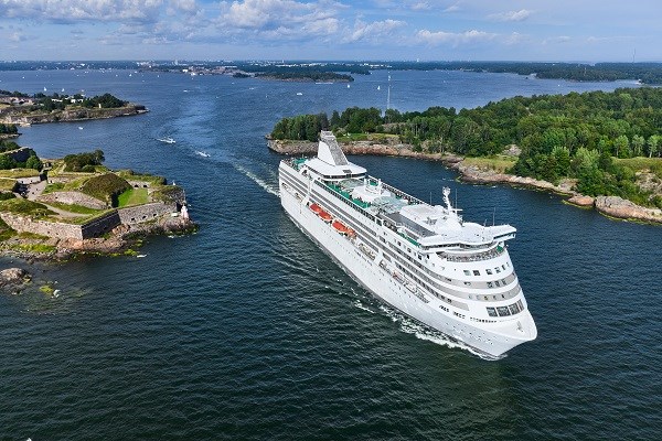 Eine Fähre fährt von Helsinki aus in die Nähe der Insel Suomenlinna in Finnland