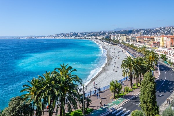 Strand, Palmen und die Promenade des Anglais in Nizza 