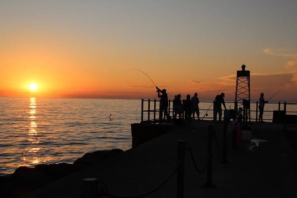 Sonnenuntergang am Steg mit Anglern