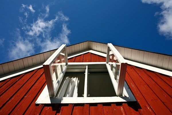 Ein offenes Fenster im roten Schwedenhaus