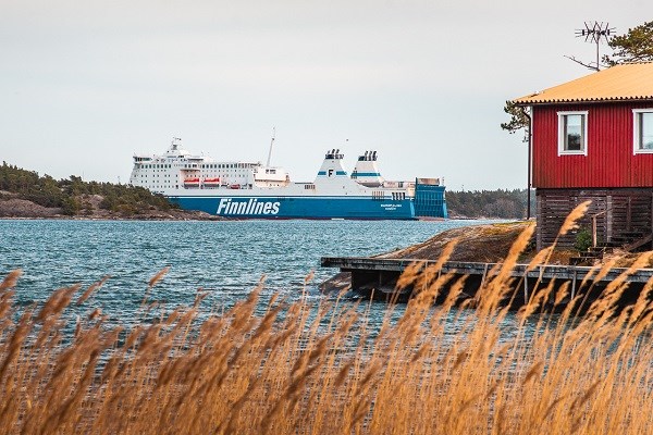 Eine Finnlines Fähre in der schwedischen Natur