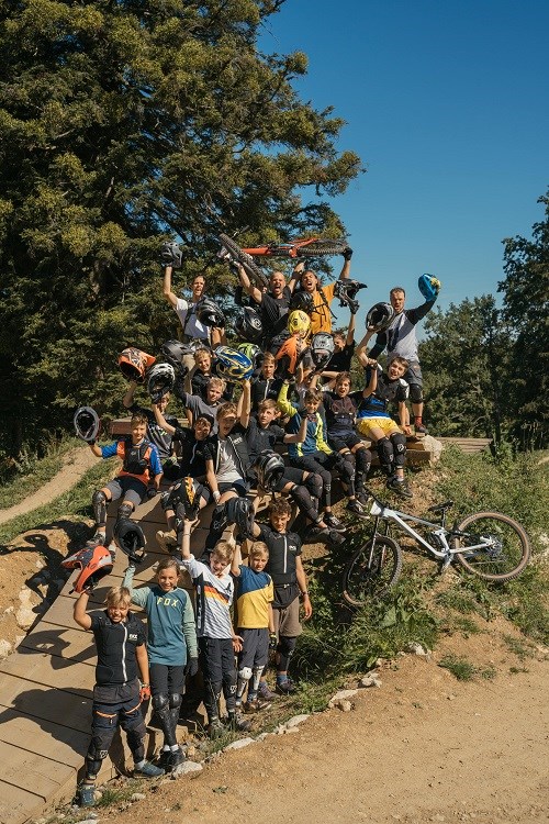 Kids mit ihren Mountainbikes