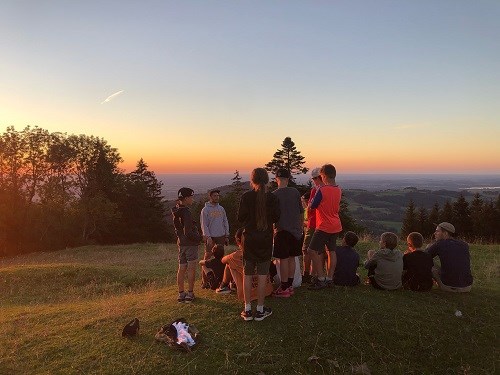 Kid mit den Bikes im Abendrot