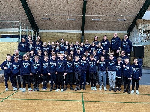 Die jungen Handballer mit ihren Trainern in der Sporthalle in Holstebro