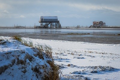 Berühmte Pfahlbauten auf weiter Strandfläche in St. Peter-Ording