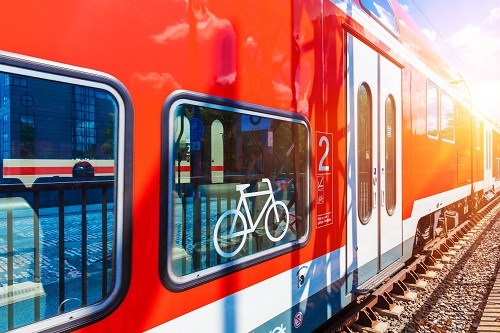 Regiobahn mit Fahrradmarkierung am Waggon