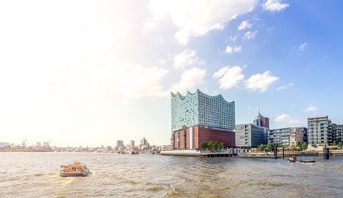 Elbphilharmonie Hamburg wird von Ausflugsdampfer angesteuert