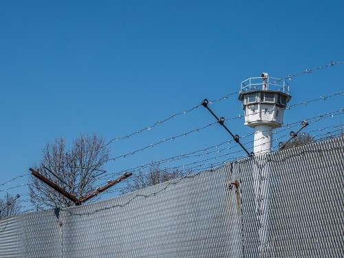 Ehemaliger DDR Grenzzaun mit Stacheldraht und Wachturm